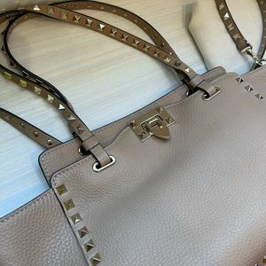 Valentino Garavani Rockstud calfskin grained tote in poudre - small